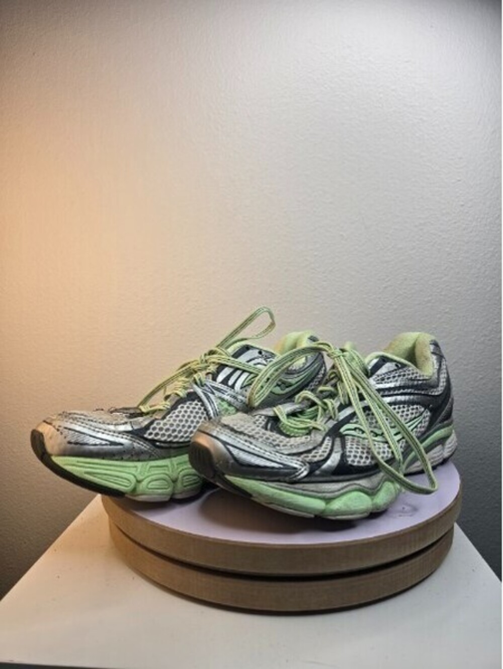 Saucony ProGrid Omni 11 Womens Running Shoes Size 8.5 Silver Lime Green Sneaker